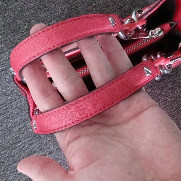 π΄SOLDπ΄πRARE/HTF Michael Korsπ - Cynthia Small Coral Chevron Saffiano Leather - Picture 10 of 16